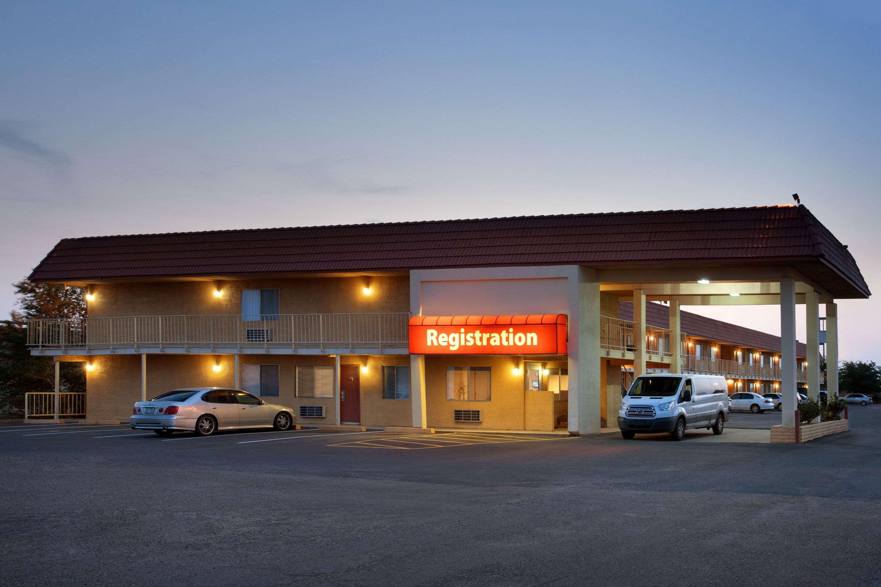 Clarion Pointe Winslow I-40 Exterior photo